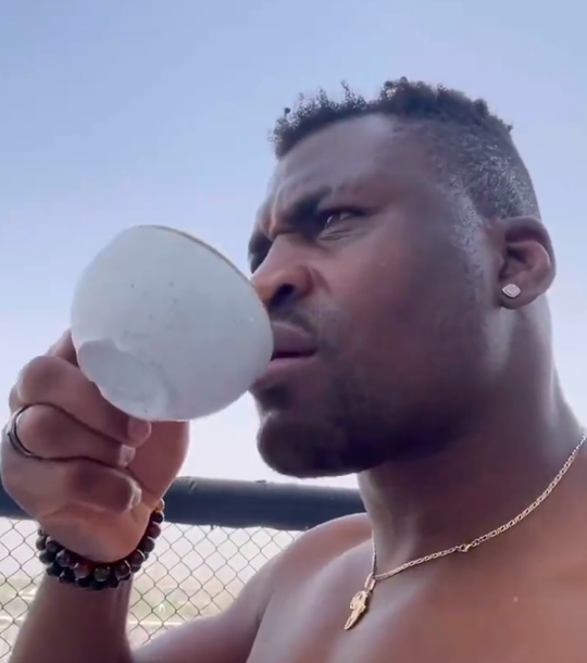 🎥😂 | Francis Ngannou drinkt rustig koffie tijdens incasseren bodyshots: 'Voel niets'