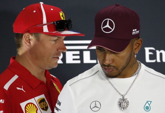 Hamilton vraagt om uitnodiging voor Raikkonens 40e verjaardag, Kimi reageert mooi (video)