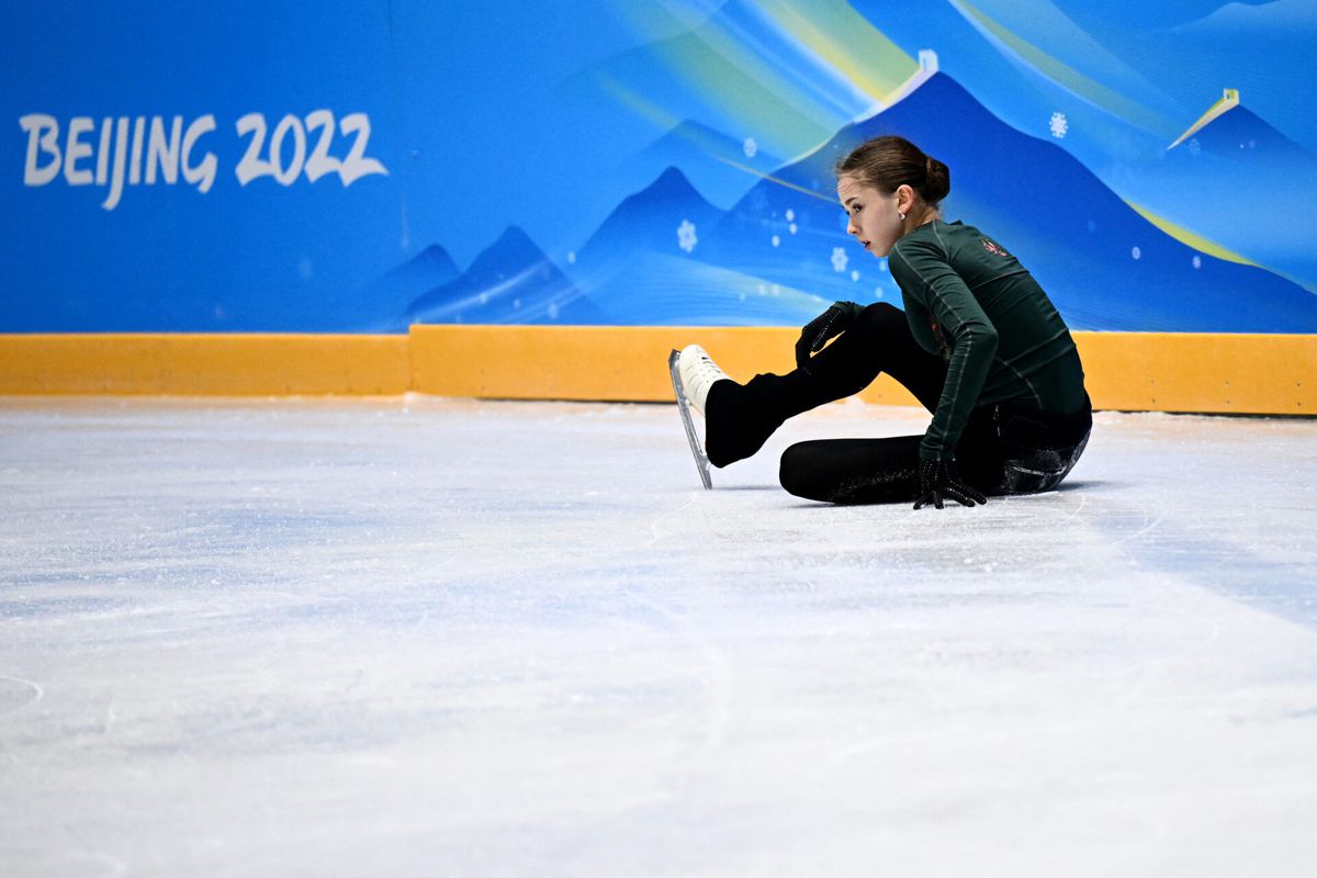 Russische kunstrijdster Kamila Valieva valt en huilt tijdens training, wacht in spanning op dopingonderzoek