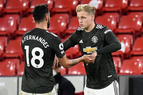 Van de Beek verpietert op de bank bij ManU: ‘Het zal steeds zwaarder worden’