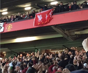 Fans United en Liverpool op de vuist; supporters zingen over vliegramp (video)