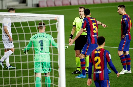🎥 | Kruising, kruising, onterechte penalty, kopbal en Messi-solo: check de heerlijke goals bij Barcelona-Huesca
