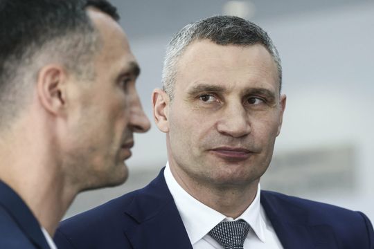 Thierry Baudet scheldt Vitali Klitschko uit op Twitter: 'Hij er ook bij met zijn bokskop'