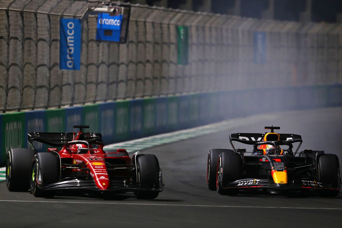 Verstappen pakt Leclerc na bloedstollend DRS-gevecht en wint in Saudi-Arabië