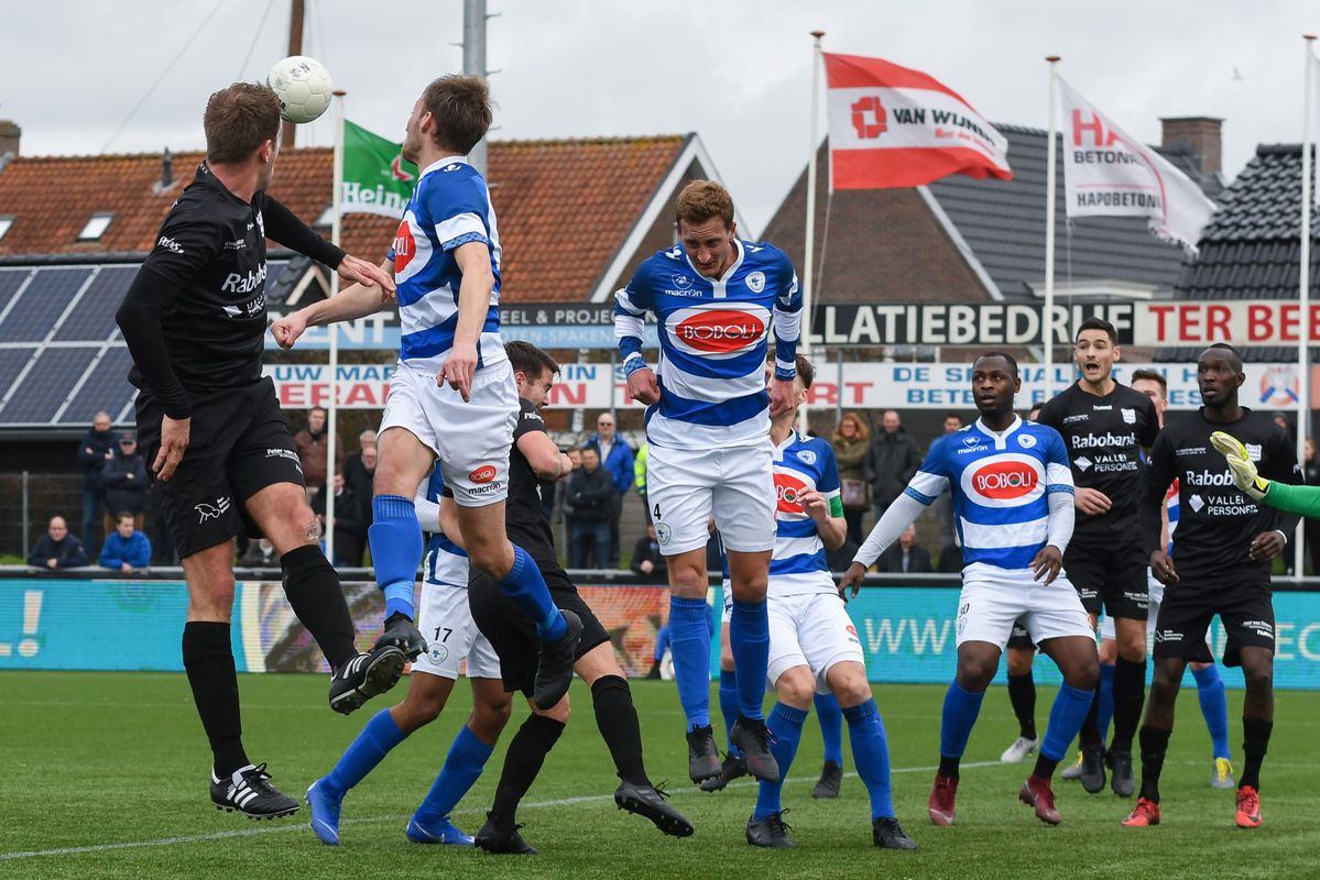 Rellen in Veenendaal! 2 dronken GVVV-fans matten met politie na verloren derby