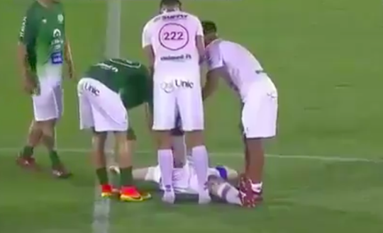 LOL! Overlevende Chape-crash toont zelfspottende humor met 'blessure' aan prothese! (video's)