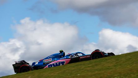 🎥​ | Alpine-auto van Esteban Ocon staat in de fik in parc fermé