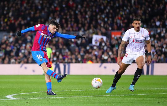 🎥 | Pedri fopt Sevilla-spelers en schiet machtig mooi raak: 1-0 Barcelona