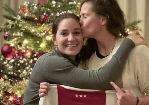 💍 | She said YES! Merel van Dongen gaat op haar knieën op middenstip