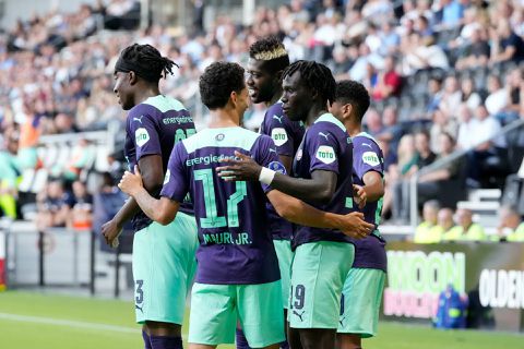 Gehusseld PSV wint op bezoek bij Heracles Almelo