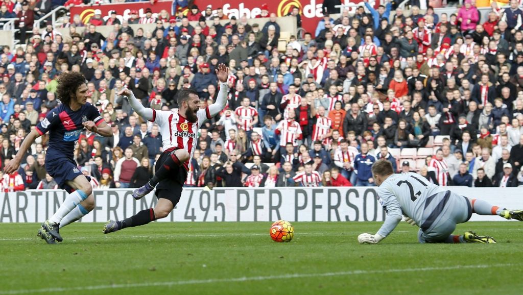 Sunderland geeft Newcastle dreun met eerste zege