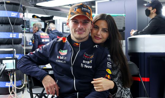 🎥| Stiefdochter plaagt Max Verstappen tijdens simrace: 'No, no, no, don't do this!'