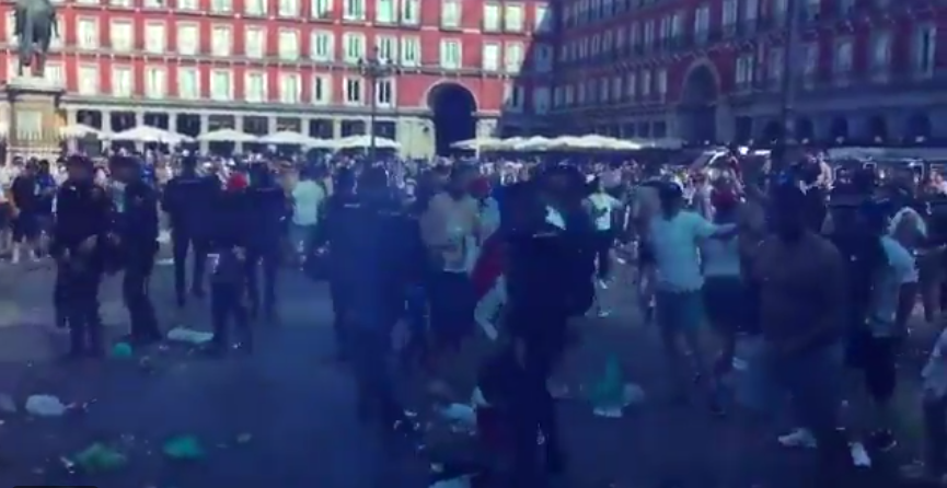 Onrust in Madrid: Leicester-fans maken er een grote bende van (video's)