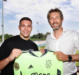 😂 | Ajax presenteert Jay Gorter, opvallende baard Van de Sar: 'Ga je scheren!'