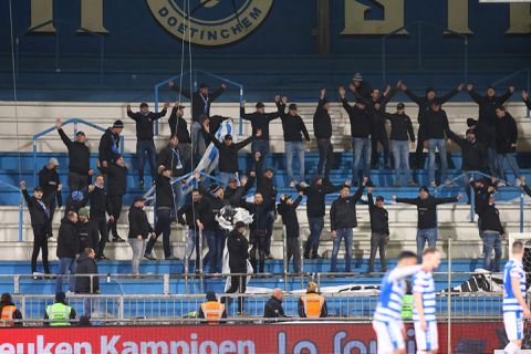 Supporters De Graafschap dringen Vijverberg binnen om te protesteren tegen coronamaatregelen