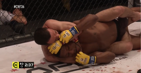 🎥 | Aaron Aby wurgt Gerardo Fanny bij Cage Warriors: Fanny geeft op