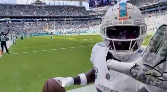 🎥 | Tyreek Hill viert touchdown door backflip te filmen met iemands telefoon