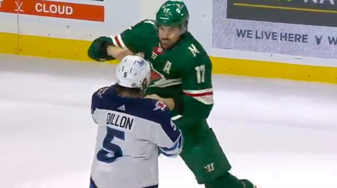 🎥 | Terugkijken: NHL'er Marcus Foligno start gevecht op ijs met 'Superman punch'