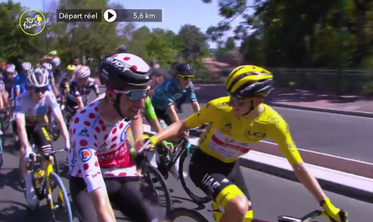 🎥 | Is Wout Poels fan van Tadej Pogacar? Tourwinnaar zet handtekening op truitje van Nederlander