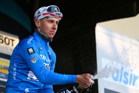 Tadej Pogacar doet eindelijk iets verkeerd en neemt verkeerde afslag in Tirreno-Adriatico