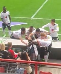 ❤️🎥 | Terugkijken: Fulham-spelers vieren doelpunt met jonge, gepeste supporter