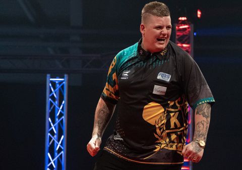 Fabeltje of waarheid? 'Bad boy' darter Corey Cadby kondigt terugkomst aan: 'I am back'