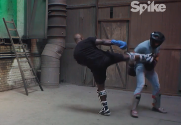 Gast verliest challenge en moet 1 minuut vechten tegen MMA-legende Manhoef (video)