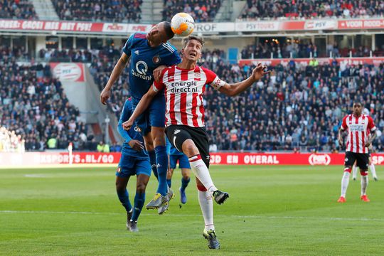 Feyenoord maakt titelrace spannend door punt te pakken tegen PSV