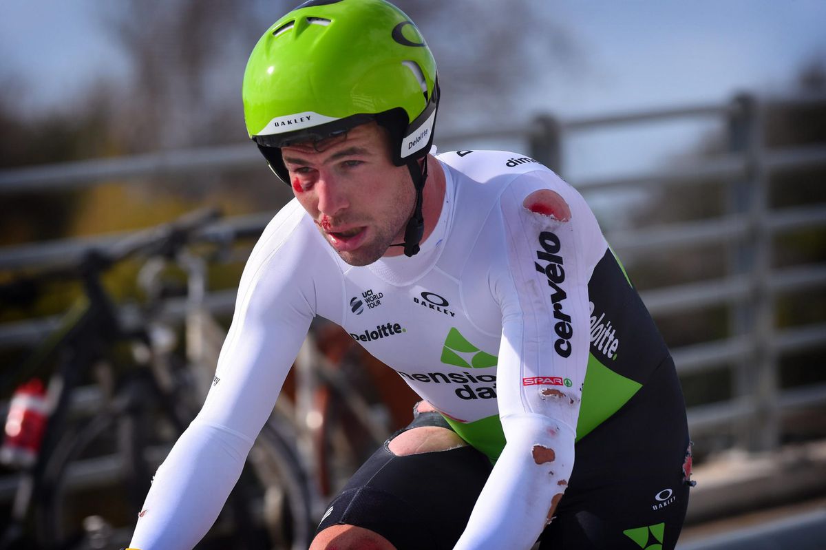 Cavendish bikkelt door en start met gebroken rib aan Milaan-Sanremo