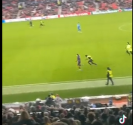 🎥🤣 | Veldbestormer schudt op Old Trafford de ene na andere steward van zich af