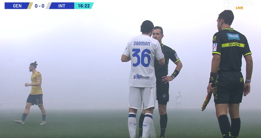 🎥 | Sjaaltjes omhoog op de tribune, rook op het veld! Het is oud en nieuw bij Genoa-Inter