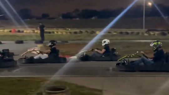 🎥 | Max Verstappen rijdt bijna steward aan tijdens kartwedstrijd met schoonfamilie