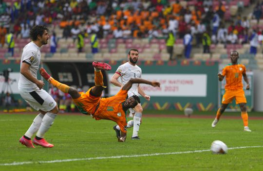 Egyptes grootste ster maakt winnende strafschop tegen Ivoorkust bij Afrika Cup