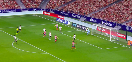 🎥 | CADEAUTJE! Luis Suárez maakt typische Suárez-goal op zijn verjaardag