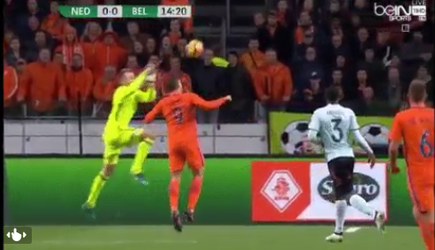 Mignolet gebruikt hoofd Janssen als boksbal (video)