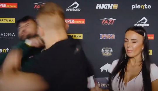 🎥 | WTF? MMA-vechter beukt zonder reden youtuber tegen de grond tijdens interview