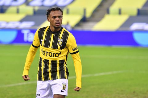 Blij Vitesse dankt topscorer Loïs Openda voor de 3 punten tegen PEC Zwolle