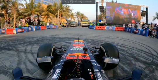 🎥 | Max Verstappen draait donuts op boulevard in Jeddah