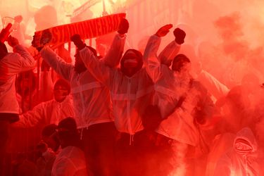 Zieke vechtpartij tussen fans van Leverkusen en 1. FC Köln (video)