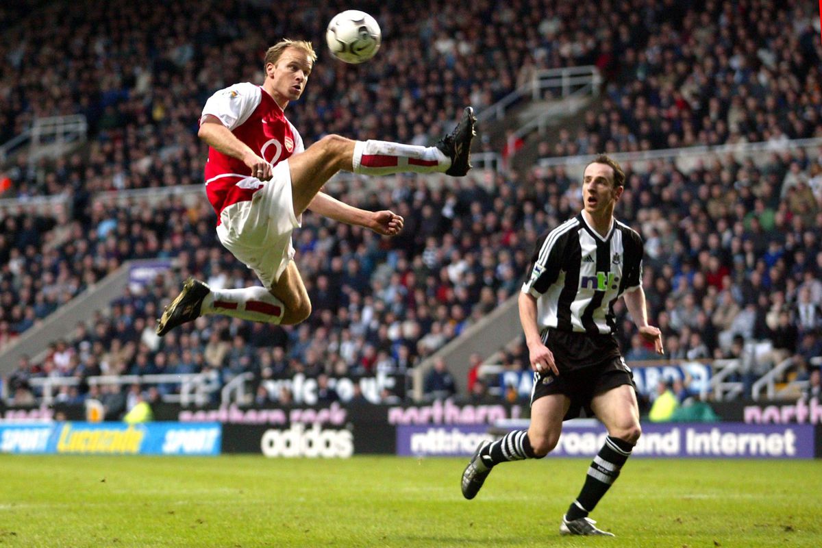 Kijkers BBC: Bergkamp scoorde mooiste Premier League-goal aller tijden (video)