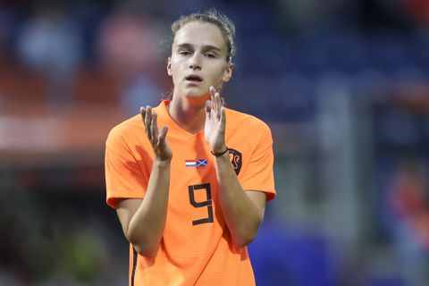 Aderlating voor de Oranjeleeuwinnen: Miedema moet oefenpotjes skippen vanwege ziekte