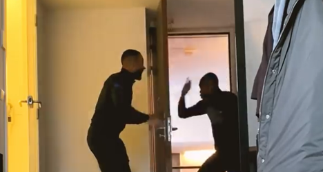 😂🎥 | Memphis Depay geeft Denzel Dumfries de schrik van zijn leven