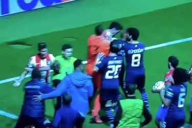 🎥 | Misdragende Stefan Savić ontsnapt aan rood na kopstoot