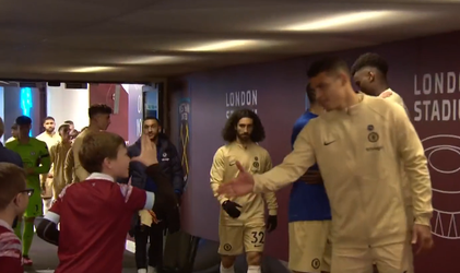🎥 | Lachen! Ballenjongen prankt Thiago Silva met nepbegroeting in spelerstunnel