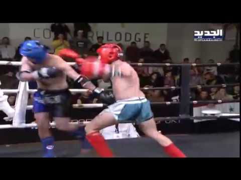 Bokser hoekt per ongeluk scheids knock-out (video)