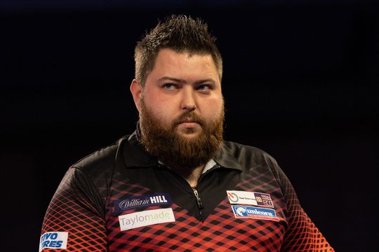 😂🎥 | Lekker begin van WK-finale: Smith heeft 28 darts nodig om uit te gooien