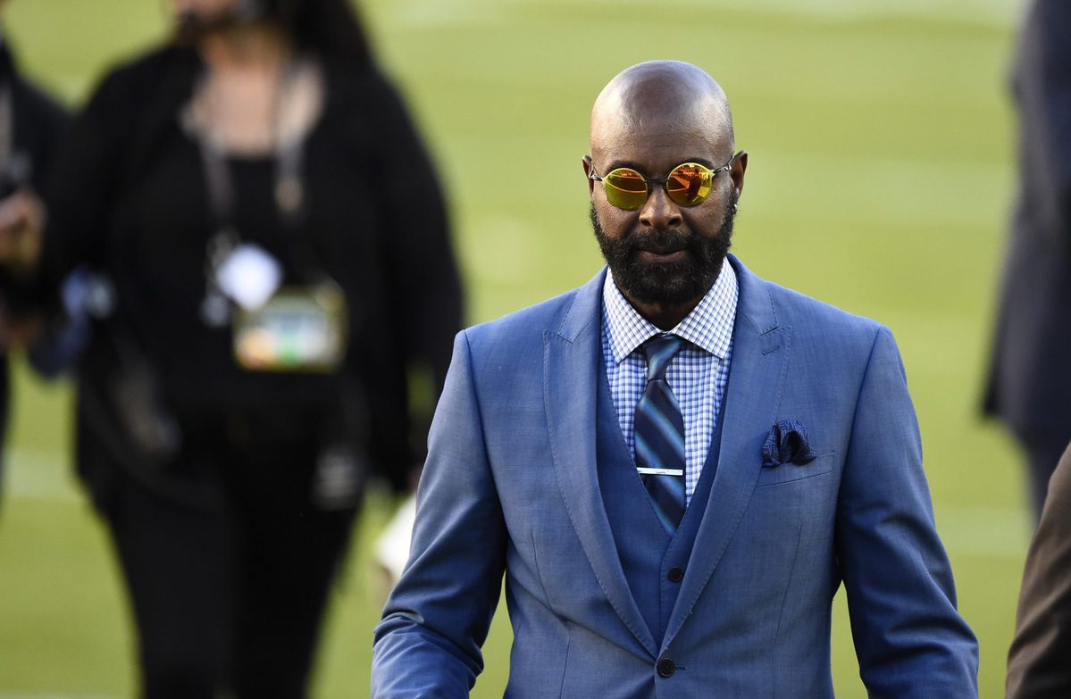 🎥 | 3-voudig Super Bowl-winnaar Jerry Rice groet reizigers op Miami Airport