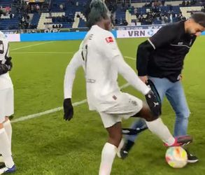 🎥🤣 | Borussia Mönchengladbach-speler Manu Koné zet pitch invader voor schut met panna