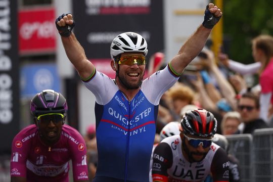 Mark Cavendish sprint naar Giro-ritzege, Mathieu van der Poel mag roze weer aantrekken