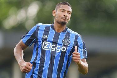 Ajax-spits Sébastien Haller neemt bijbaan: 'Dit jaar check ik zelf de Europese spelerslijst"
